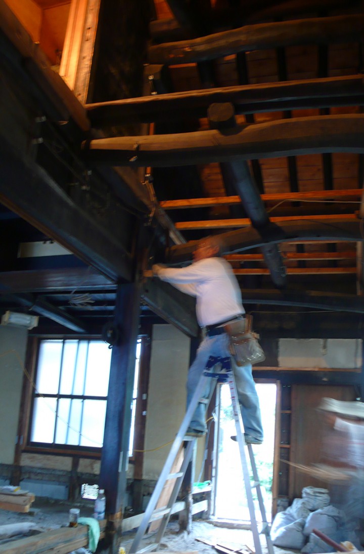 台所と茶の間の天井を剥がすと中から太い梁が出現。