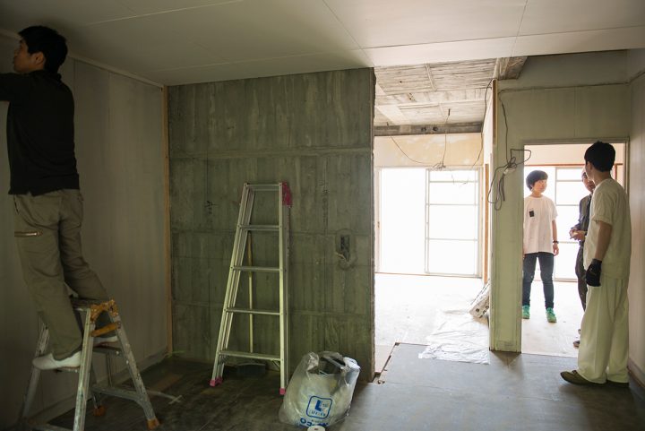 現在改装中のため、天井や壁床も剥き出しの状態の部屋の壁をみんなでペイントしていきます。