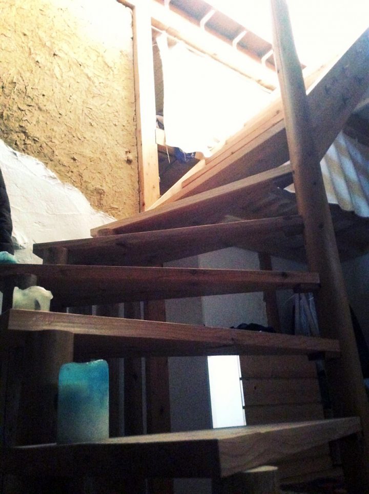 大工さんに作ってもらった、現場で使う足場板と足場丸太で作った螺旋階段。